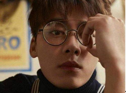 戴眼镜爆料娱乐圈的人是谁,揭秘娱乐圈神秘人物身份之谜